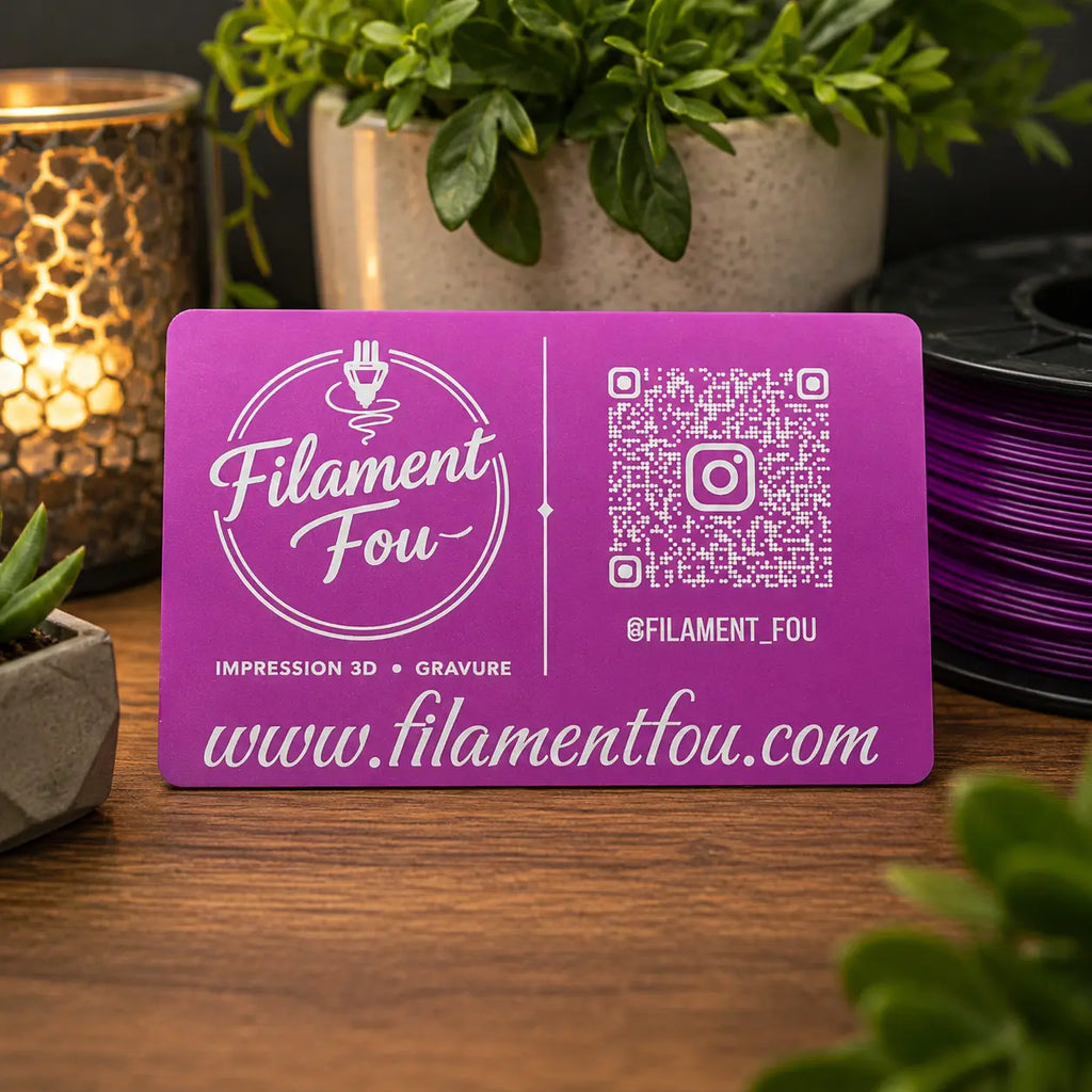 Carte de visite gravée en aluminium - finition Fuchsia