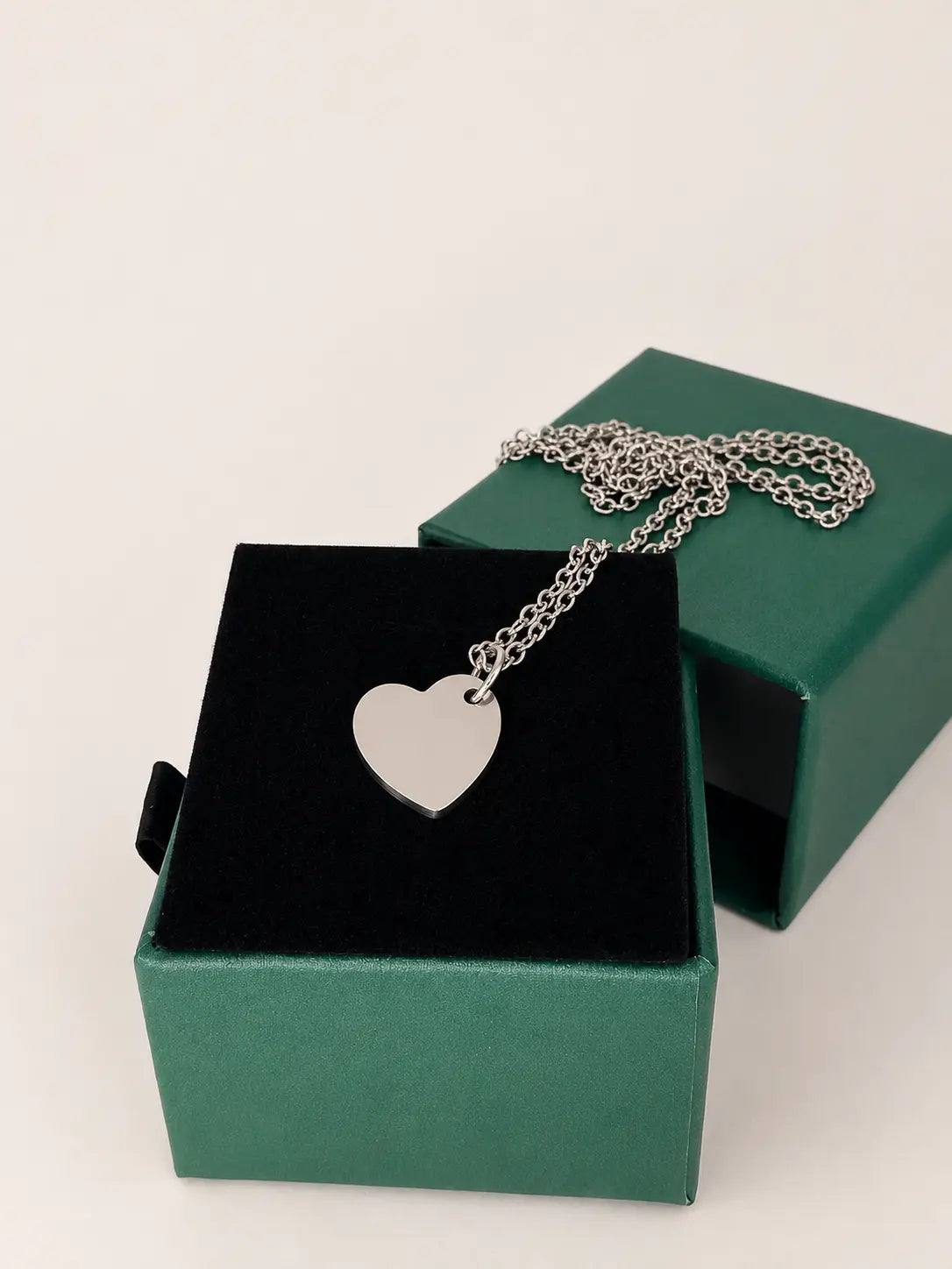 Collier cœur personnalisable en acier inoxydable gris, gravure initiale
