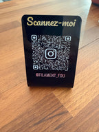 Présentoir QR code en acrylique noir brillant sur table, vue de face