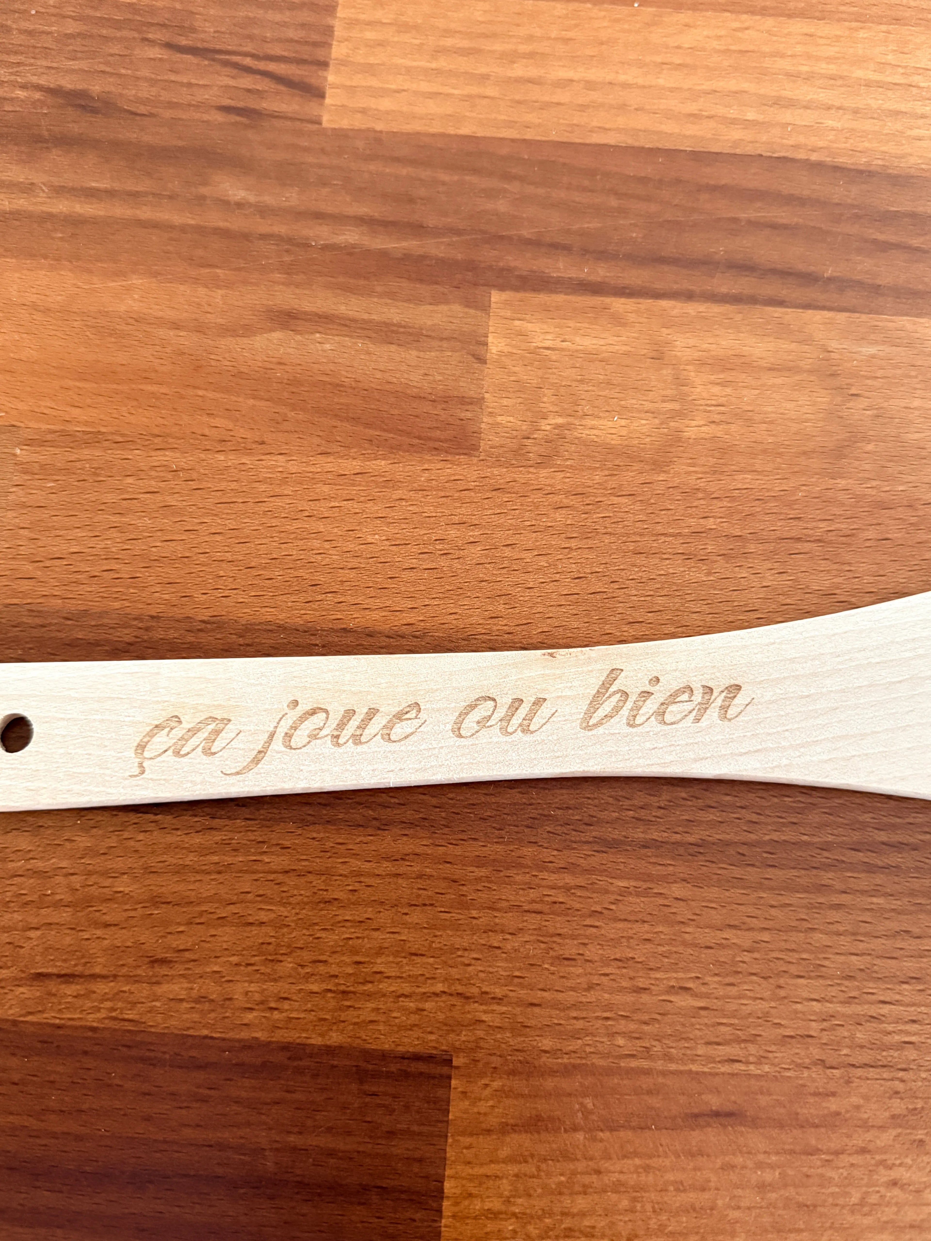 Spatule en bois de hêtre gravée – « ça joue ou bien » | Filament Fou