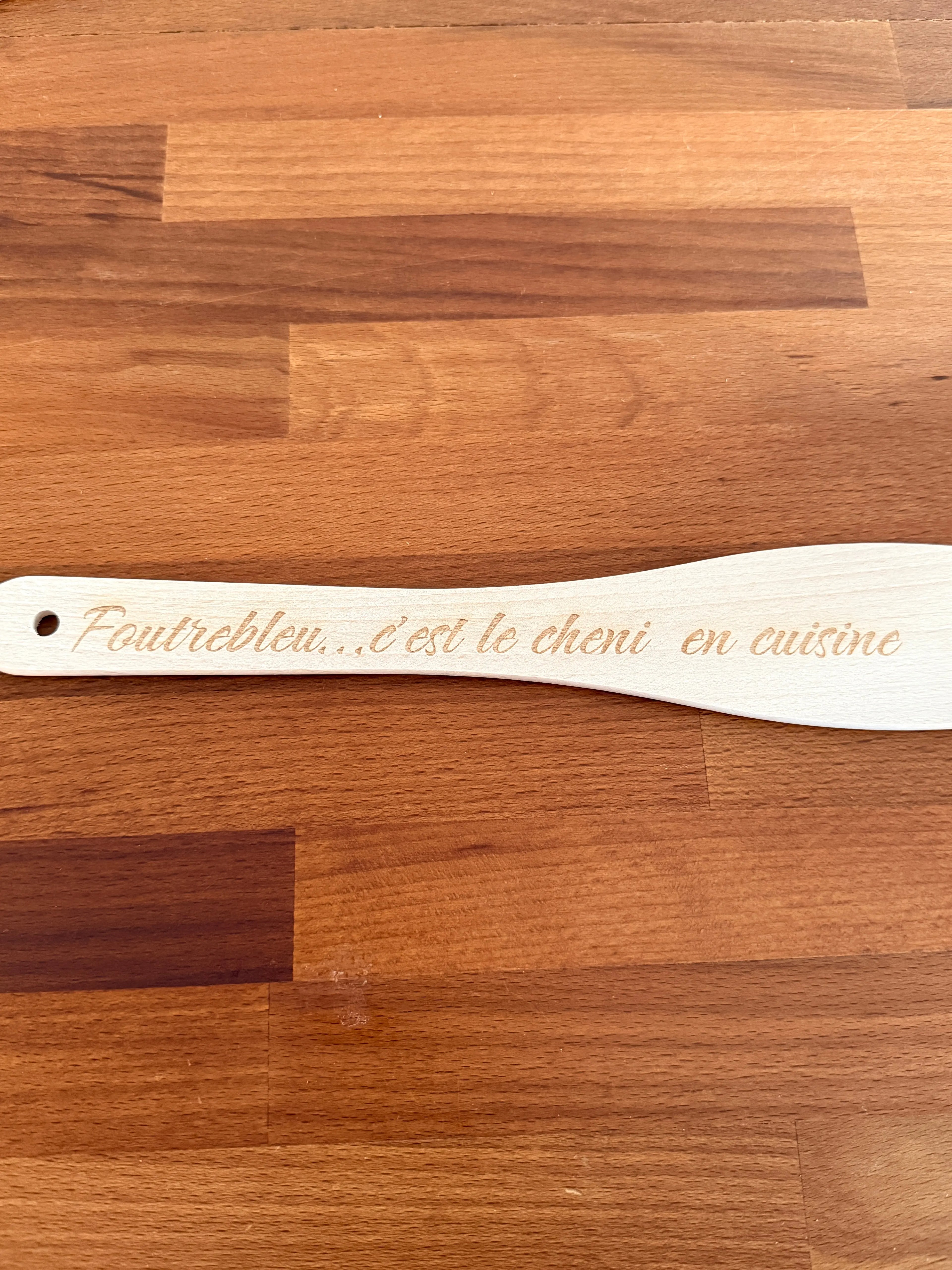 Spatule en bois de hêtre gravée – « Foutrebleu... c'est le cheni en cuisine » | Filament Fou