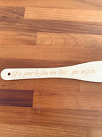 Détail gravure spatule en bois – « Y'a pas le feu au lac... ça mijote » | Filament Fou